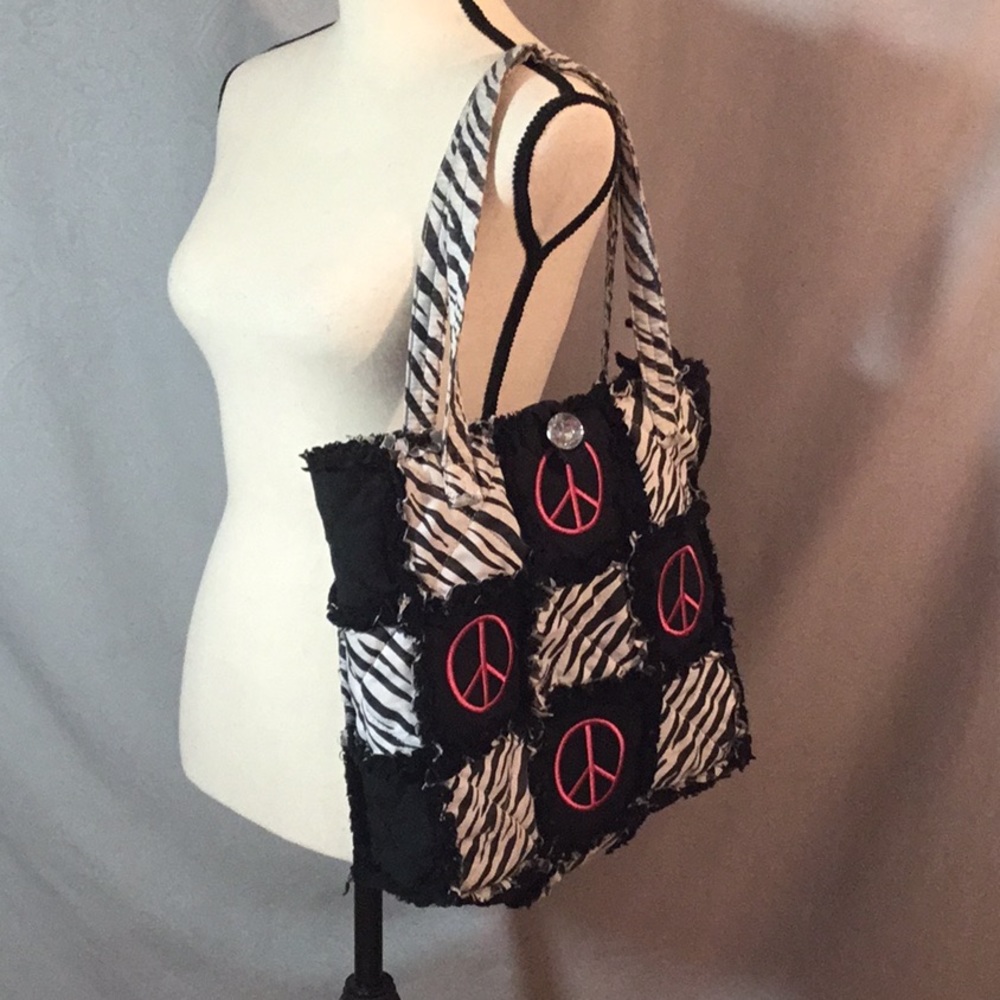 🥳HP🥳Quilted Peace Sign Bag